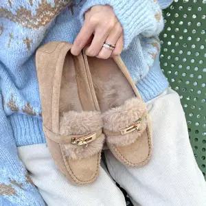 [롯데백화점]소보 에르니 털안감 골드 장식 드라이빙 퍼 로퍼 1cm