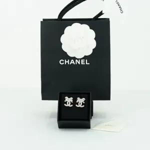 [백화점A/S가능] 샤넬 귀걸이 CC 로고 크리스탈 리본 이어링 ABA922