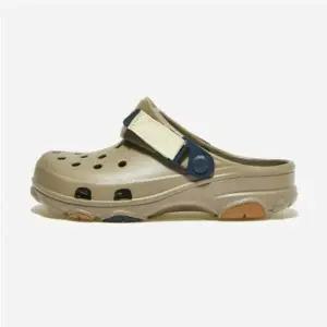 [그랜드스테이지] 크록스 올터레인 클로그 CRS206340-KHAKI/MULTI