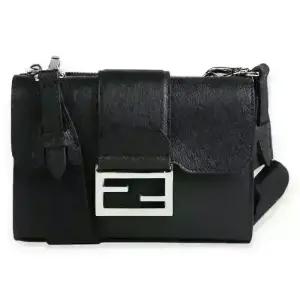 디몬트 펜디 남성 FF 로고 레더 더블 바게트 크로스백(블랙) 7VA649 APDR F0GXN