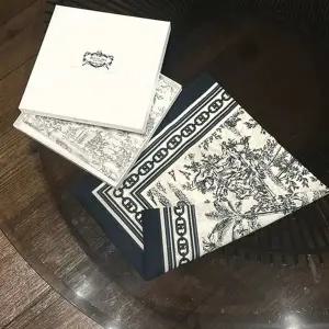 [헤지스](대구신세계)Toile de Jouy 여성 네이비 패턴 사각 면 손수건 HILG5F531N2