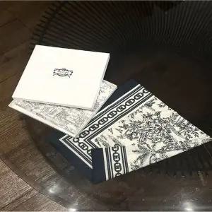 갤러리아 [헤지스ACC] 뜨왈드주이 손수건 겸 코튼 스카프 HILG5F531N2