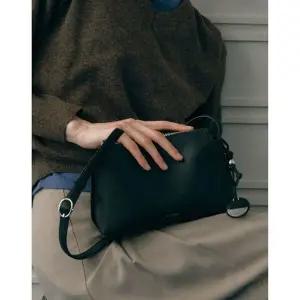 [NS홈쇼핑]JABA5F021 질스튜어트 [MINUTE] 미뉴트 블랙 가죽 참장식 미니숄더백..