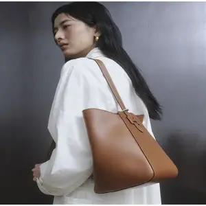 갤러리아 헤지스핸드백 HIBA5F317W2 [H-EDGE BAG] 엣지백시그니처H브라운레더숄더