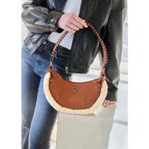 [게스](의정부점)여성 아미타 _ AMITA 스웨이드 배색 호보백(HP3A3A01)