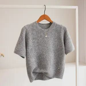 [잇수다] 닐스트 브로치 소프트 라운드 반팔 니트