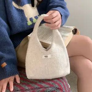 벨르노 겨울 니트 니팅 가방 뜨개 손가방 핸드백