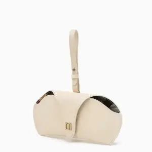 [닥스]DD로고 가죽 안경케이스 겸 참장식 DCHO6E270IV_s