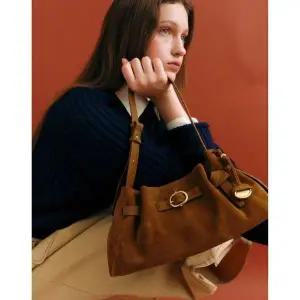 [NS홈쇼핑]JABA5F082 질스튜어트[BRETT] 브렛 브라운 스웨이드 버클 디테일 숄더백 S..