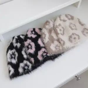 [하프클럽/]여성 꽃무늬 컬러 배색 포근한 털 비니 겨울 니트 모자