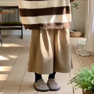 플레어 코듀로이 핀턱 크롭 와이드 팬츠 (one color)