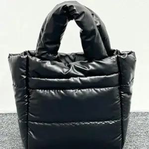 [하프클럽/]미니멀한 사이즈 푹신한 패딩 감촉 가방 조절 가능한 크로스 끈