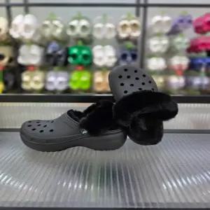 [크록스]크록스 여성 키높이 클래식 플랫폼 퍼즈 라인드 클로그 212854-001