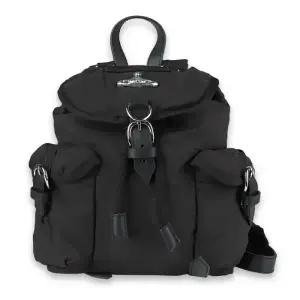 디몬트 비비안웨스트우드 여성 하이랜드 스몰 버클 백팩(블랙) 4A03000AU W019E N403