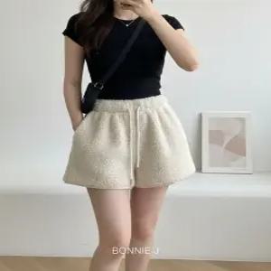 [보니제이]보니제이 밴딩 스트링 겨울 숏팬츠 뽀글이 털 반바지
