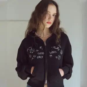 [2-WAY] 루나 러브 크롭 후드집업 블랙