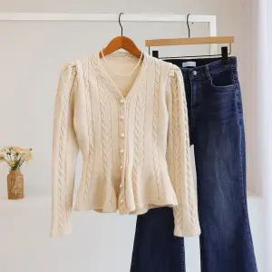 [잇수다] 켄비블 진주버튼 꽈배기 케이블 플레어 퍼프 니트 가디건