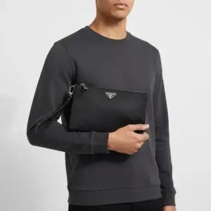 리나일론 트라이앵글 로고 클러치백 2NH004 2DMH F0002