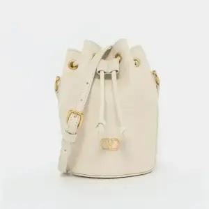 발렌티노 25SS V로고 드로우스트링 숄더 여성 버킷백 6W2P0AJ2 SNP I16