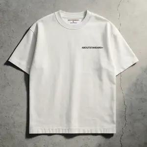 어바웃스탠다드 시그니처 코튼 그래픽 반팔 티셔츠