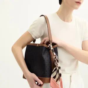 [닥스](강남점)DCBA5F863W3[SAINT BARNET]브라운 바넷 DD패턴 가죽배색 미디움 버킷백