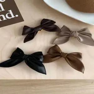 [콩심팥심]여자 레더 리본 헤어핀 러블리 페미닌 액세서리