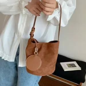 스웨이드 버킷백 원통 숄더 토트 직장인 여성 세무 가방