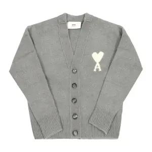 [아미]AMI UKC365 KN0135 058 아미 드 꾀흐 빅 하트 로고 인타르시아 브이넥 공용 가디건