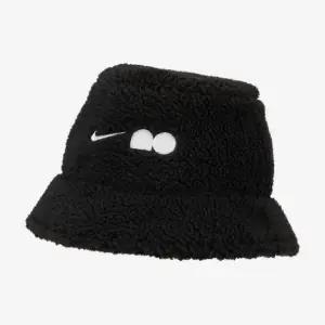 (국내매장판) 나이키 여성 오사카 나오미 플리스 버킷 햇 겨울모자 DV5432-010