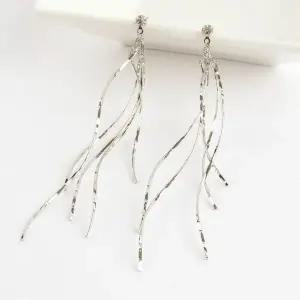 [하프클럽/]롱이어링 웨이브 레이어드 은색 금색 큐빅귀걸이