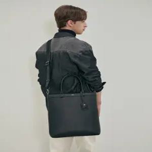 닥스 액세서리 25SS [13인치 노트북 수납] 블랙 솔리드 토트 겸 크로스백 DBBA5E071BK