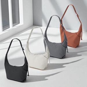 GU 지유 소프트 나일론 크로스백 바디백 반달 크로와상 가방