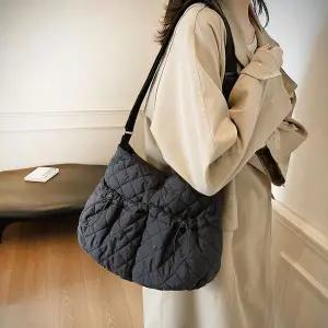 [하프클럽/]폭신한 패딩 내추럴 크로스백