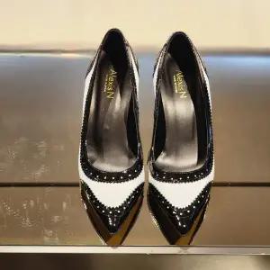 MDW5NFAE4150_블랙앤화이트 스틸레토 펌프스 하이힐