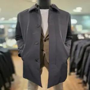 [바쏘옴므] 25년 챠콜 구스다운 내피 스판 하프 트렌치 맥코트