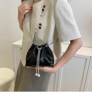 [다잇템] 여성 스페이스룩 조임끈 사슬 귀여운 스트랩 복주머니 미니백