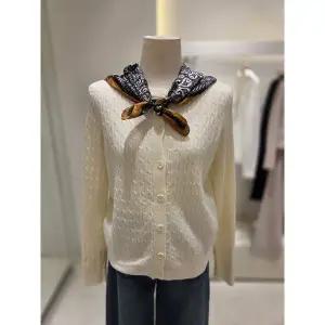 [SOUP](신세계 사우스시티) 스카프 세트 라운드 니트 가디건 (SBAGD30)