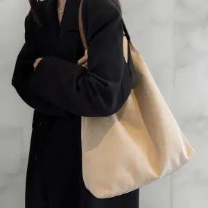 [다잇템] 여성 들러리룩 세무 콘트라스트 빅백 FW 숄더백