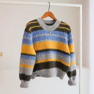 [잇수다] 모케프 스트라이프 배색 꽈배기 루즈핏 라운드 울 니트