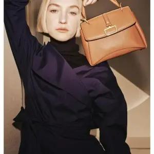 닥스 닥스 ACC (선물포장) 버크백 샬롯 브라운 단색 소가죽 토트백 S (DCBA5E832W2)