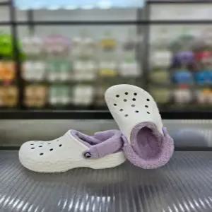 [크록스]따뜻한 털 클로그 바야 라인드 퍼즈 스트랩 클로그 206633-577/애플아울렛