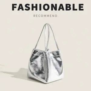 [하프클럽/]실버앤블랙 큐브 핸드백