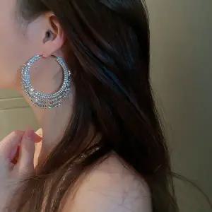 유니블링 빅사이즈 큐빅 라인 링 테슬 드롭 귀걸이 925 실버