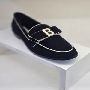 [바바라] 바바라 BBF552 B로고장식 스웨이드 로퍼