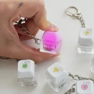 행운 LED 키캡 키보드 키링 4종 네잎 클로버 딸깍이 피젯토이 청축 스트레스해소 키덜트 손 누르는 장난감