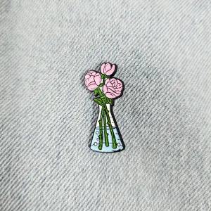 BC799 삼각 플라스크 장미 화학 과학 뱃지 브로치