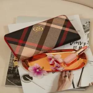 닥스 액세서리 여성 24FW [스테디셀러]레드 체크 가죽 지퍼형장지갑 WCWA4F700R2