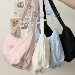 크로스바디백 여성 가벼운 보부상가방 A4 수납 가능