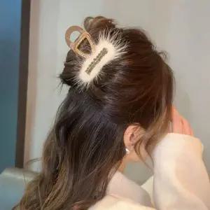 [콩심팥심]큐빅 리본 퍼 집게핀 여성 헤어핀 따뜻해보이는 삔