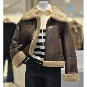 [롯데백화점]SOUP 플랫 카라 크롭 인조무스탕 SBBMU30